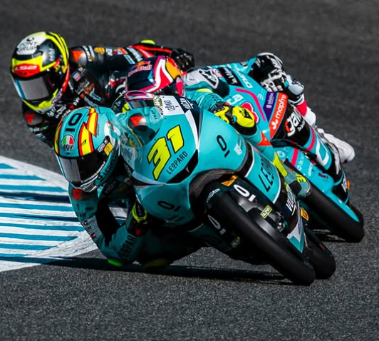 Máximo Quiles s’envole déjà vers le titre en Moto3, pendant que David Muñoz réussit à Jerez un retour presque inimaginable avec un podium après des mois d’enfer