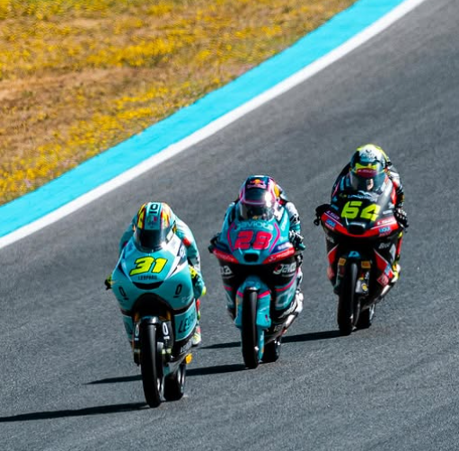 Máximo Quiles s’envole déjà vers le titre en Moto3, pendant que David Muñoz réussit à Jerez un retour presque inimaginable avec un podium après des mois d’enfer