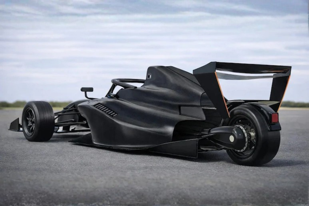 ce faux monoplaces de rue embarque un moteur de suzuki hayabusa et veut offrir les sensations d’une formule 1 sur route, avec 290 ch et un vide juridique en prime