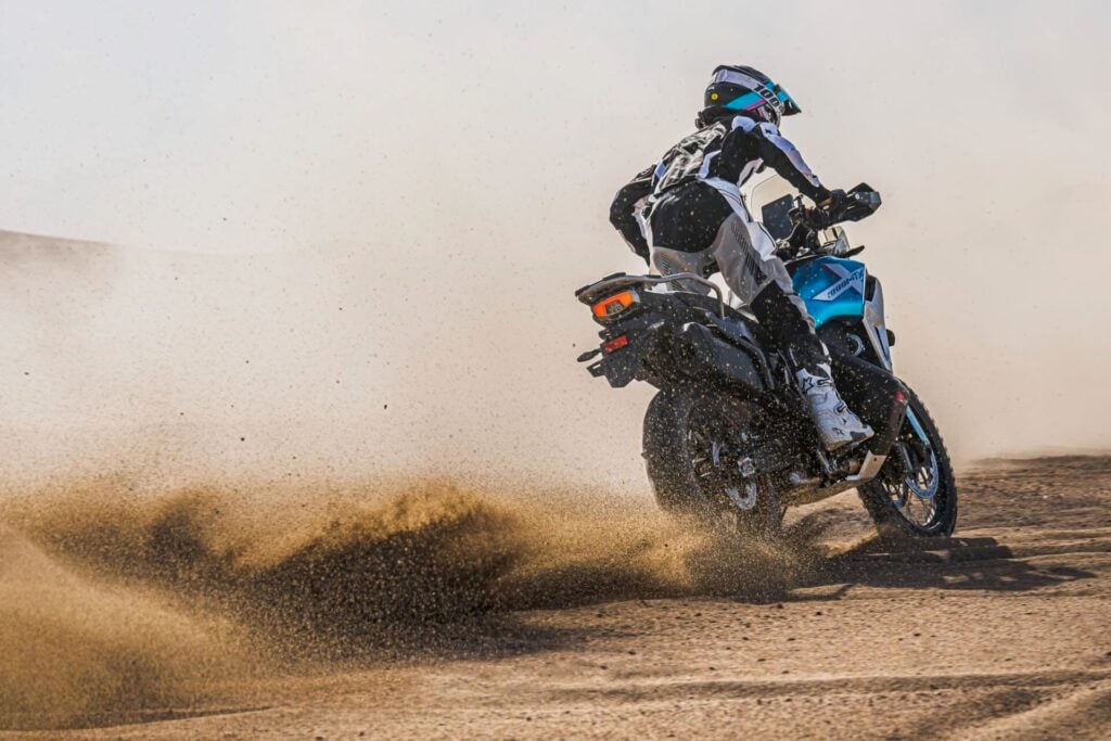 cfmoto lance l'ibex 950 à 12 000 euros avec le moteur 946cc et le cadre de la ktm 890 adventure avant que ktm annonce sa propre 990 adventure 2