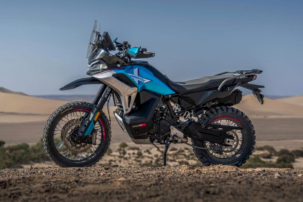 cfmoto lance l'ibex 950 à 12 000 euros avec le moteur 946cc et le cadre de la ktm 890 adventure avant que ktm annonce sa propre 990 adventure 3