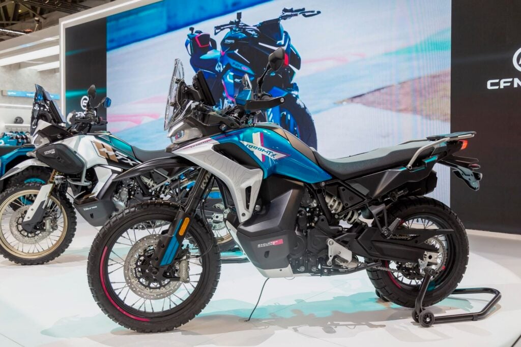 cfmoto lance l'ibex 950 à 12 000 euros avec le moteur 946cc et le cadre de la ktm 890 adventure avant que ktm annonce sa propre 990 adventure 5