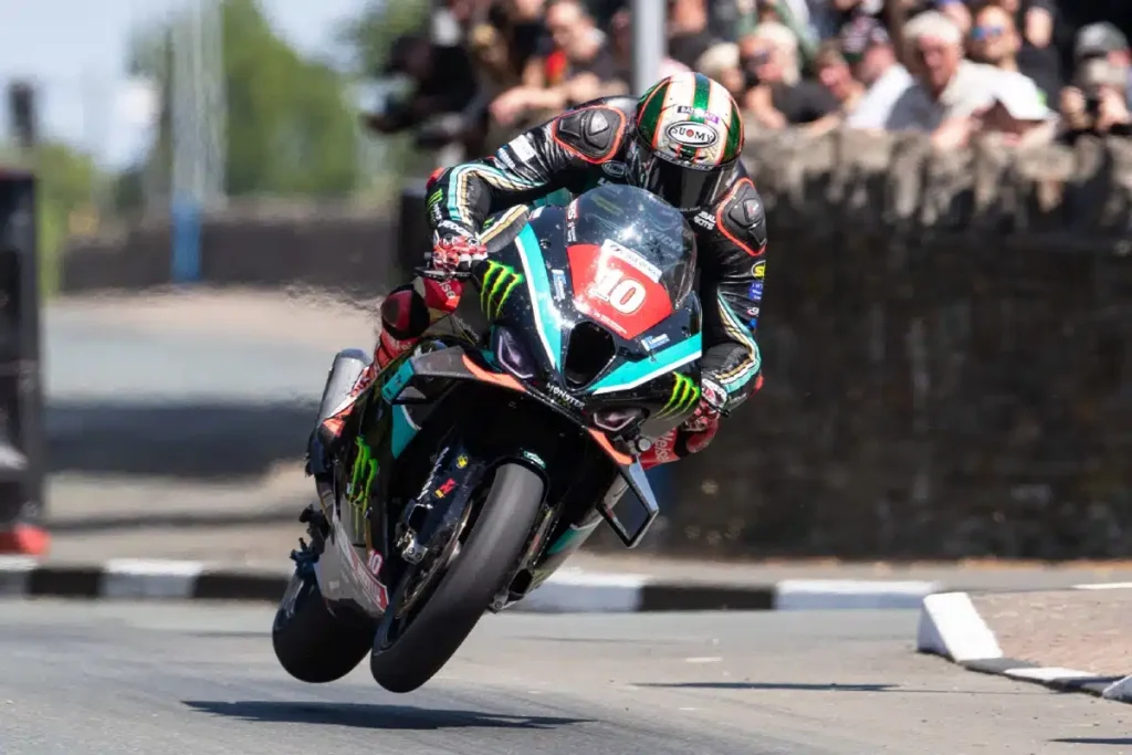 channing tatum et brad pitt vont tourner un film sur le tt de l'Île de man pendant la vraie course cette année et les caméras seront dans la course avec les pilotes 2