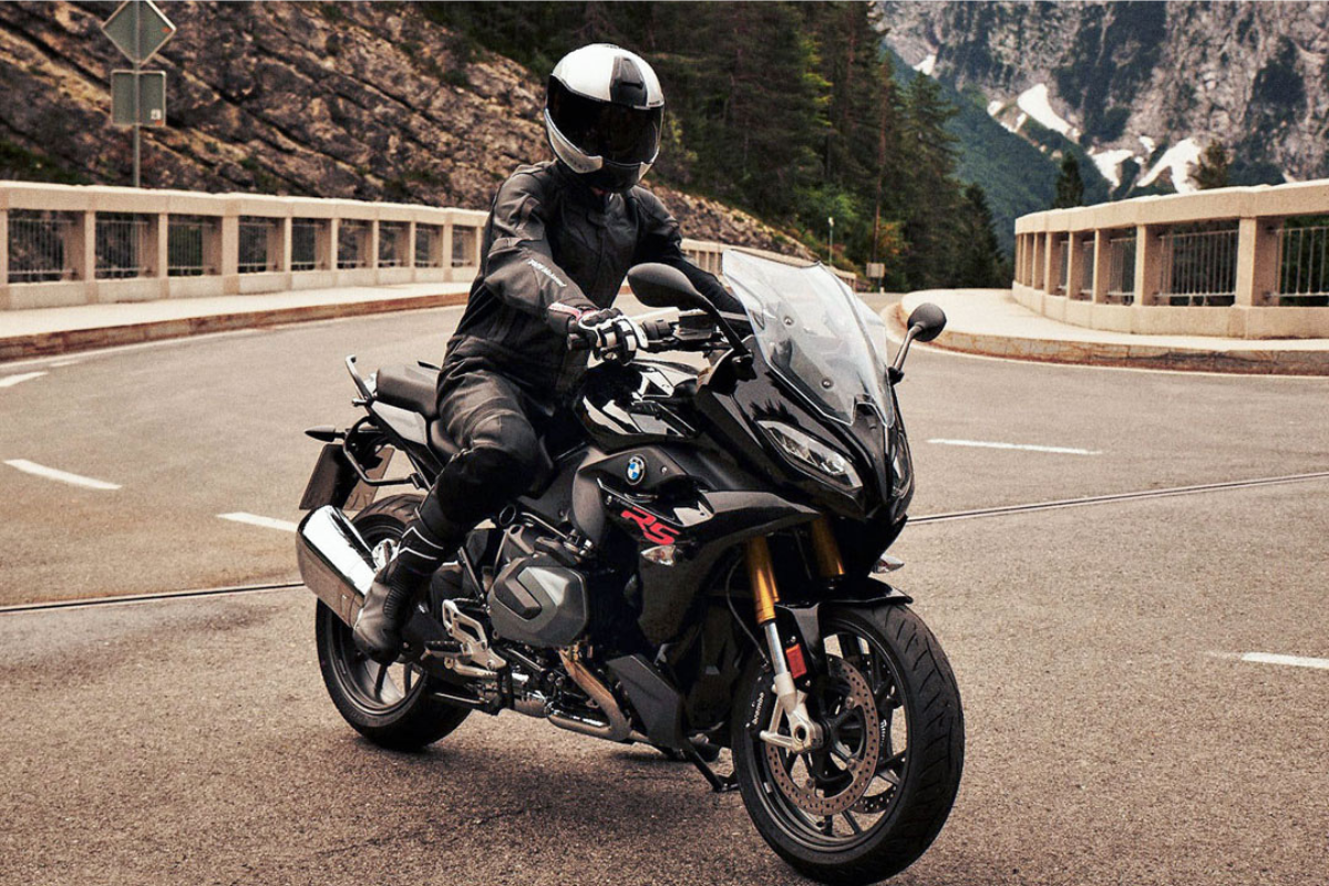 BMW fête les 50 ans de la famille RS, mais derrière cet anniversaire se cache surtout l’histoire d’une lignée qui a changé à jamais l’idée même de la moto sport-GT