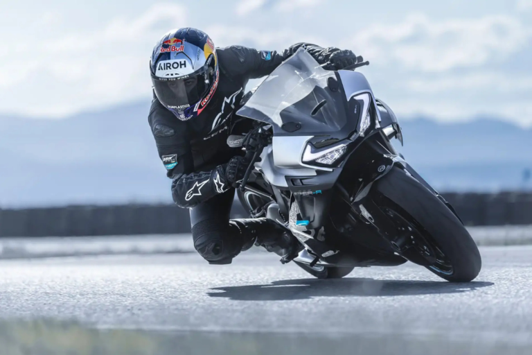 CFMoto s’attaque enfin au Tourist Trophy avec la 675SR-R, une sportive chinoise qui va devoir survivre à la course la plus mythique et la plus impitoyable du monde