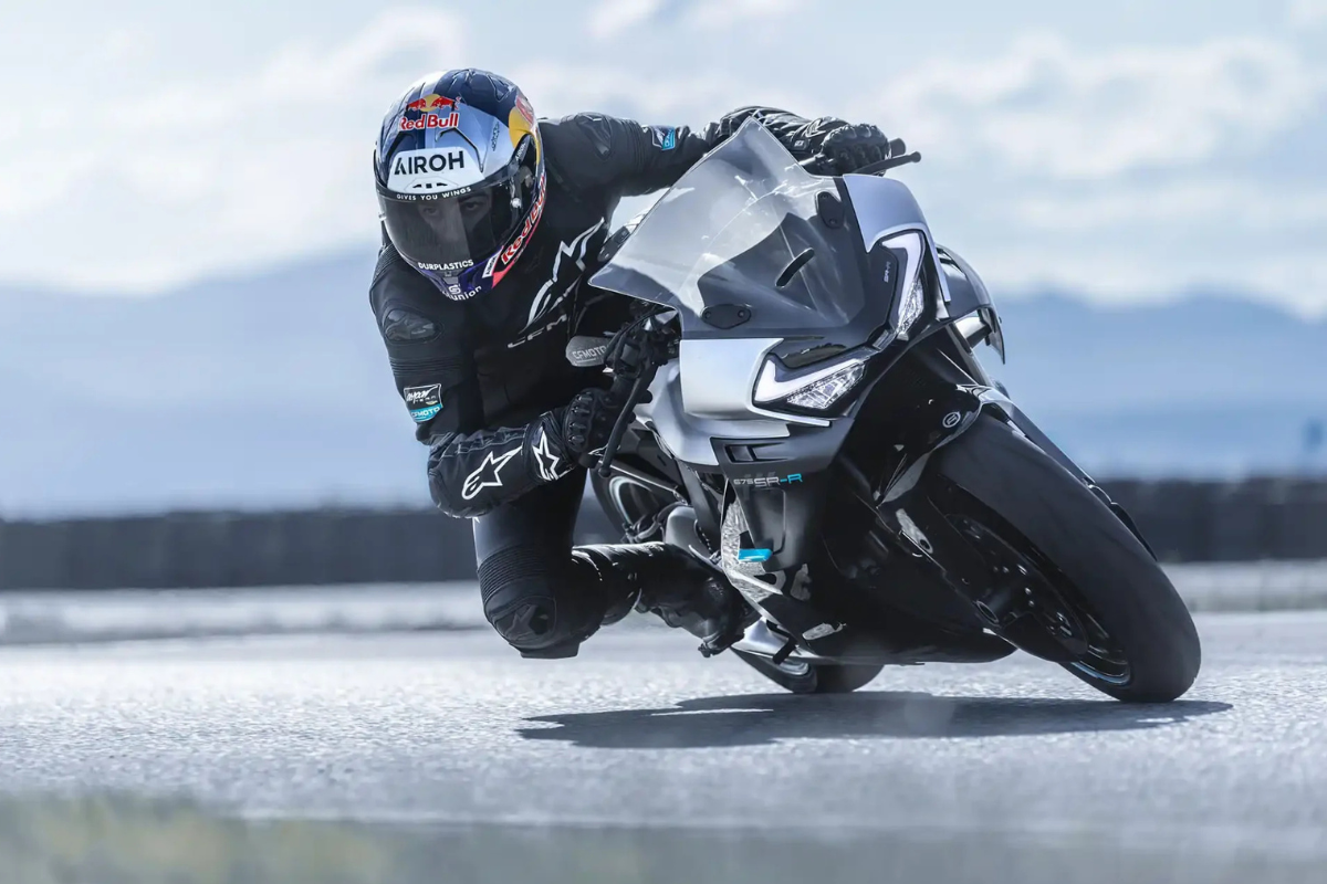 CFMoto s’attaque enfin au Tourist Trophy avec la 675SR-R, une sportive chinoise qui va devoir survivre à la course la plus mythique et la plus impitoyable du monde