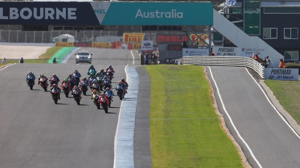 ducati a peut être tué tout le suspense du worldsbk à assen, la panigale v4 r a dominé sans partage pendant que honda et yamaha regardent ailleurs 2