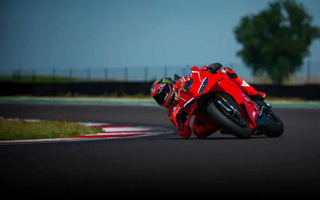 ducati a peut être tué tout le suspense du worldsbk à assen, la panigale v4 r a dominé sans partage pendant que honda et yamaha regardent ailleurs 4