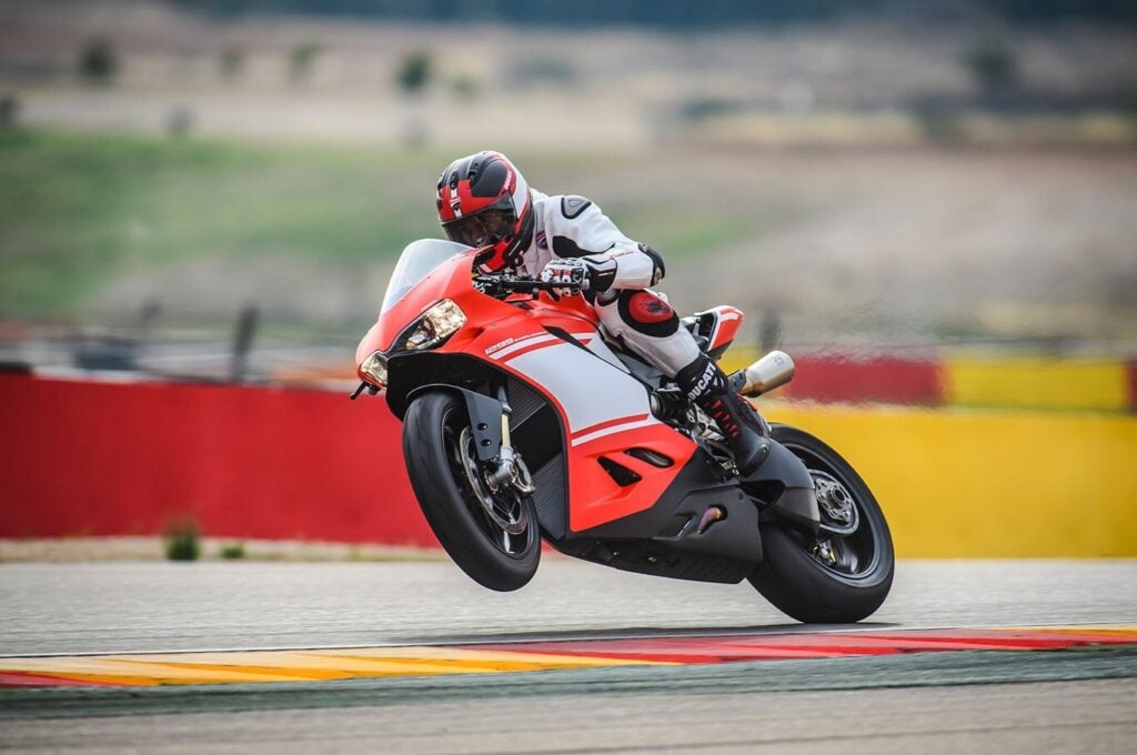 ducati n’a pas seulement allégé une panigale avec la superleggera, la marque italienne a créé 500 machines si extrêmes qu’elles ressemblent encore à des motogp avec plaque 1