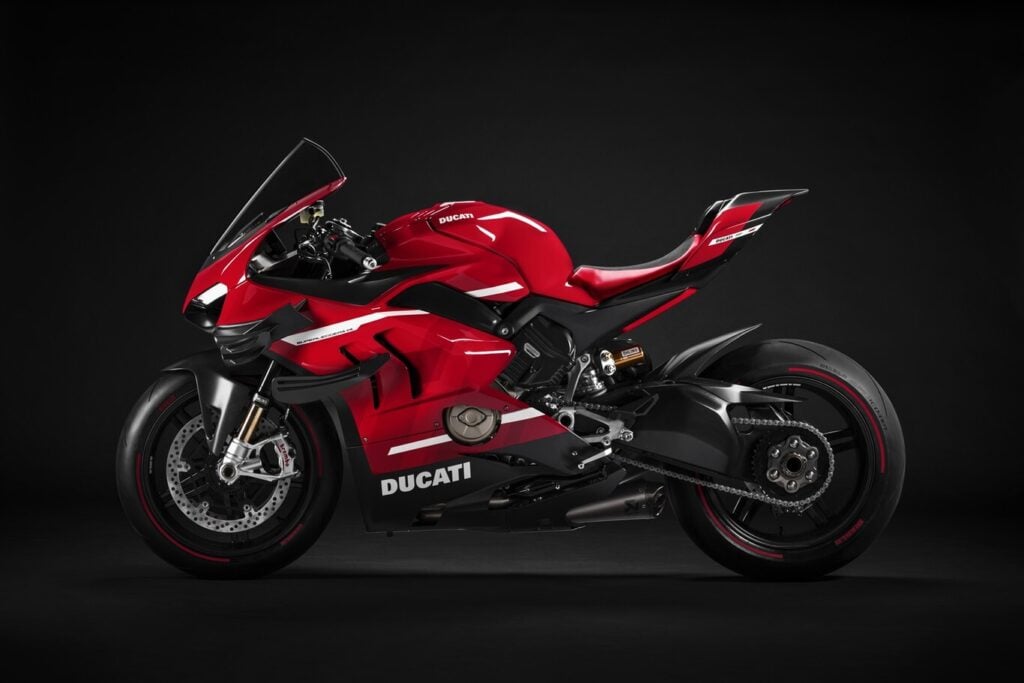 ducati n’a pas seulement allégé une panigale avec la superleggera, la marque italienne a créé 500 machines si extrêmes qu’elles ressemblent encore à des motogp avec plaque 2