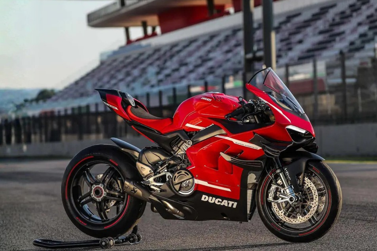 ducati n’a pas seulement allégé une panigale avec la superleggera, la marque italienne a créé 500 machines si extrêmes qu’elles ressemblent encore à des motogp avec plaque