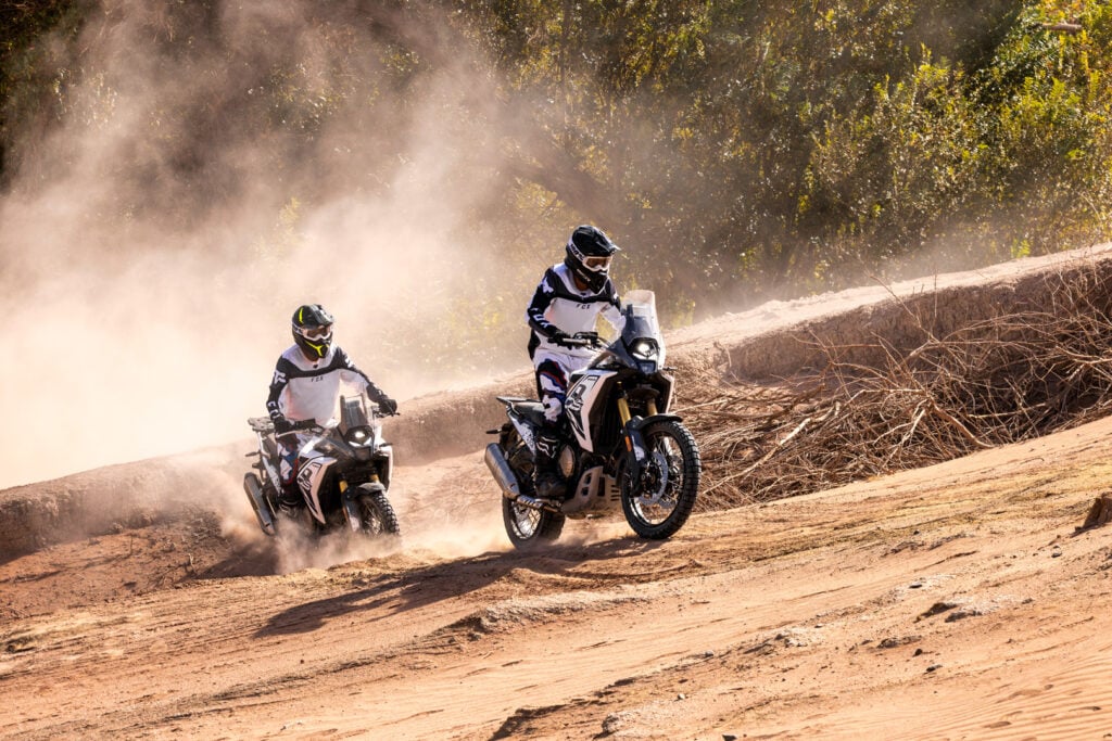 honda et yamaha dominent encore grâce aux scooters, mais la vraie claque vient de chine la voge ds 800 rally s’impose déjà comme la moto star de 2026 1