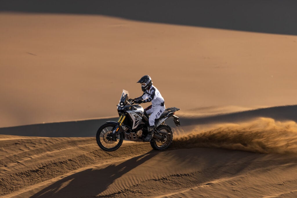 honda et yamaha dominent encore grâce aux scooters, mais la vraie claque vient de chine la voge ds 800 rally s’impose déjà comme la moto star de 2026 3
