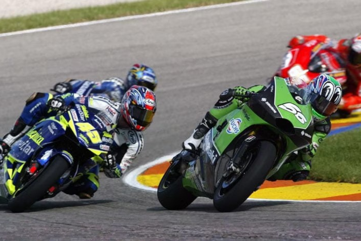 kawasaki avait tout pour briller en motogp arrivée avant ducati, podiums avec nakano et melandri, puis une chute si brutale qu’elle refuse encore de revenir
