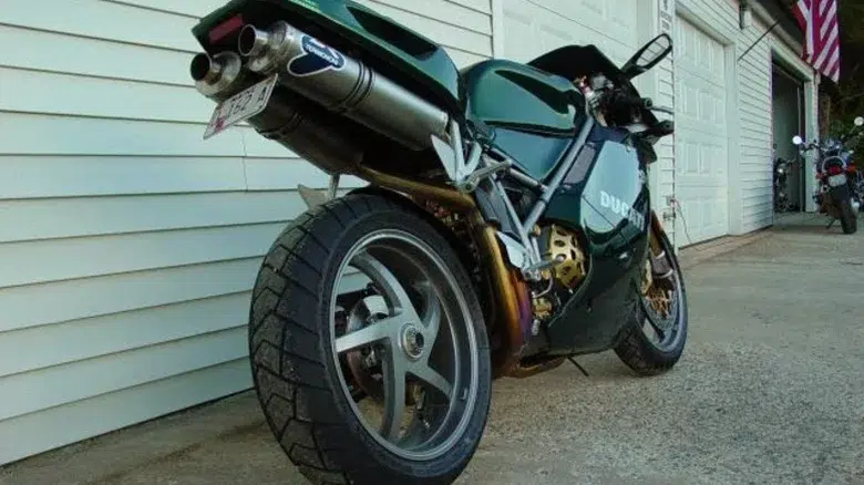 keanu reeves n’est pas seulement john wick son garage cache une norton commando, des arch hors de prix et surtout la mythique ducati 998 de matrix reloaded 2
