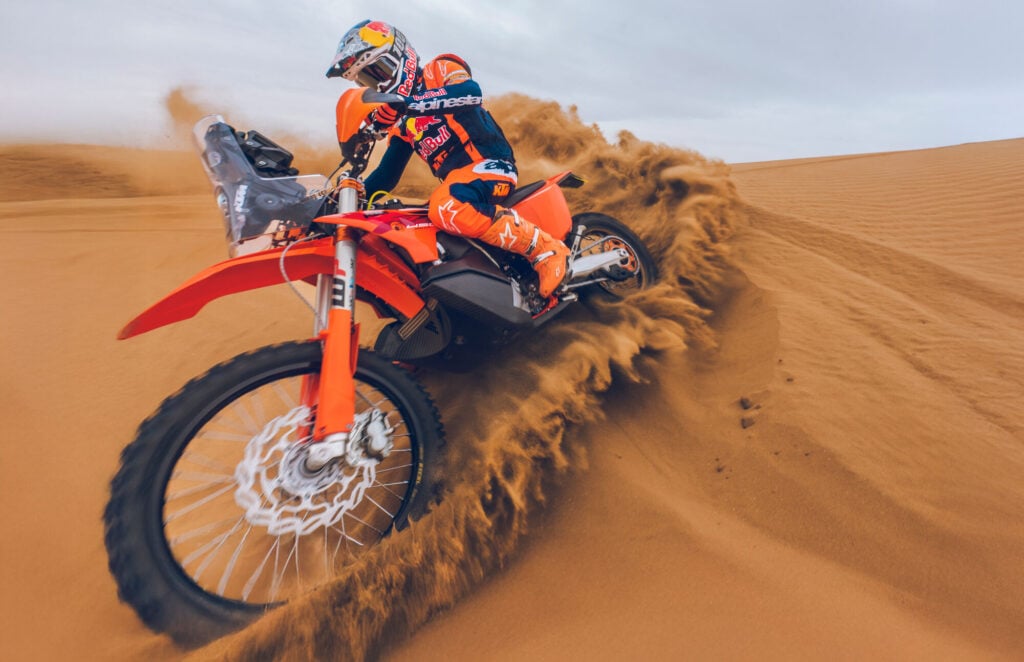 ktm célèbre sa victoire au dakar avec deux 450 rally replica hors de prix, dont une édition luciano benavides si exclusive qu’elle ressemble déjà à un objet de collection 1