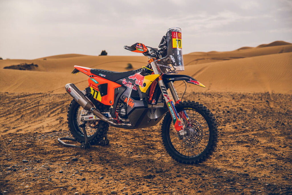 ktm célèbre sa victoire au dakar avec deux 450 rally replica hors de prix, dont une édition luciano benavides si exclusive qu’elle ressemble déjà à un objet de collection 10