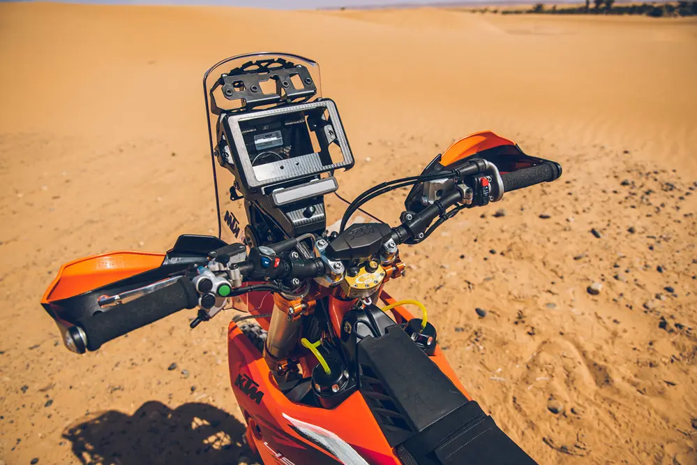 ktm célèbre sa victoire au dakar avec deux 450 rally replica hors de prix, dont une édition luciano benavides si exclusive qu’elle ressemble déjà à un objet de collection 11
