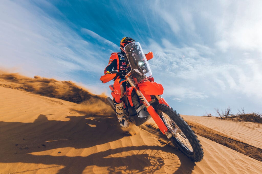 ktm célèbre sa victoire au dakar avec deux 450 rally replica hors de prix, dont une édition luciano benavides si exclusive qu’elle ressemble déjà à un objet de collection 2