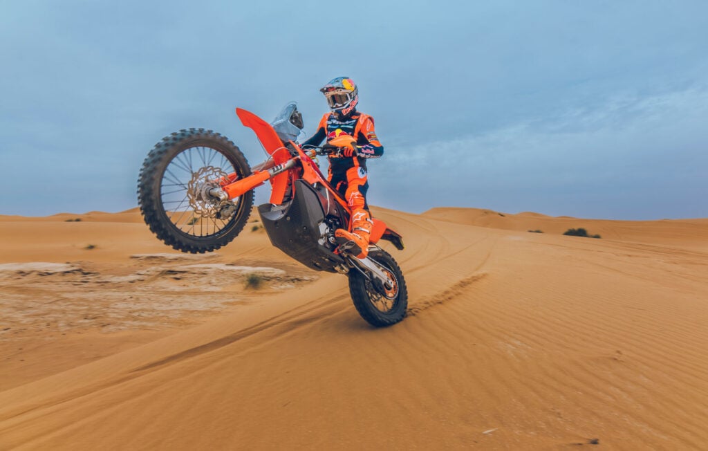ktm célèbre sa victoire au dakar avec deux 450 rally replica hors de prix, dont une édition luciano benavides si exclusive qu’elle ressemble déjà à un objet de collection 3