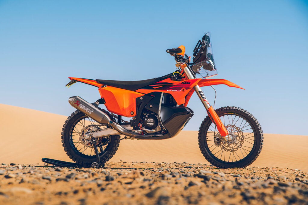 ktm célèbre sa victoire au dakar avec deux 450 rally replica hors de prix, dont une édition luciano benavides si exclusive qu’elle ressemble déjà à un objet de collection 4