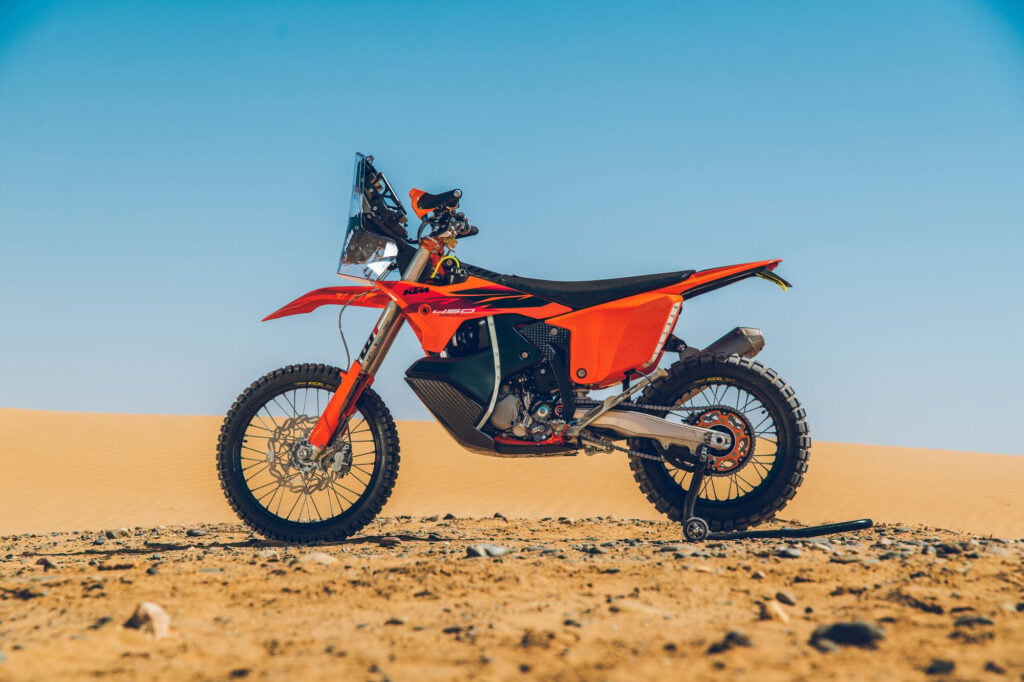 ktm célèbre sa victoire au dakar avec deux 450 rally replica hors de prix, dont une édition luciano benavides si exclusive qu’elle ressemble déjà à un objet de collection 5