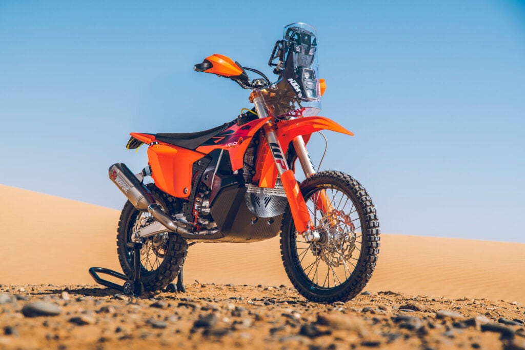 ktm célèbre sa victoire au dakar avec deux 450 rally replica hors de prix, dont une édition luciano benavides si exclusive qu’elle ressemble déjà à un objet de collection 6