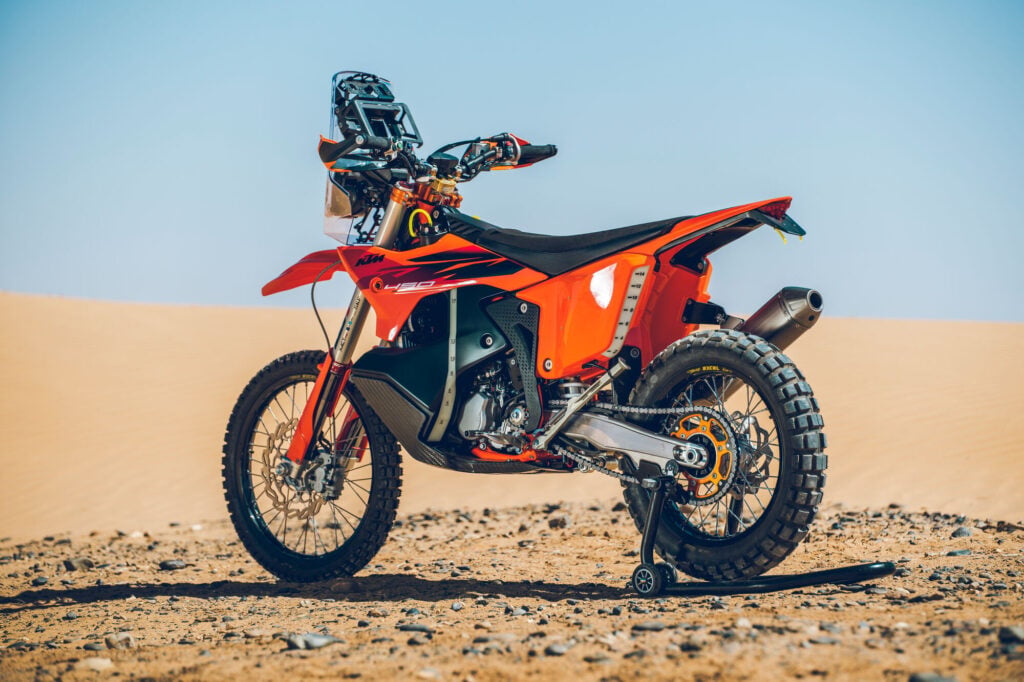 ktm célèbre sa victoire au dakar avec deux 450 rally replica hors de prix, dont une édition luciano benavides si exclusive qu’elle ressemble déjà à un objet de collection 7