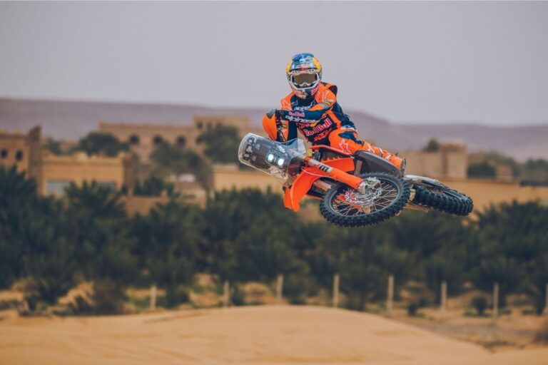 ktm célèbre sa victoire au dakar avec deux 450 rally replica hors de prix, dont une édition luciano benavides si exclusive qu’elle ressemble déjà à un objet de collection