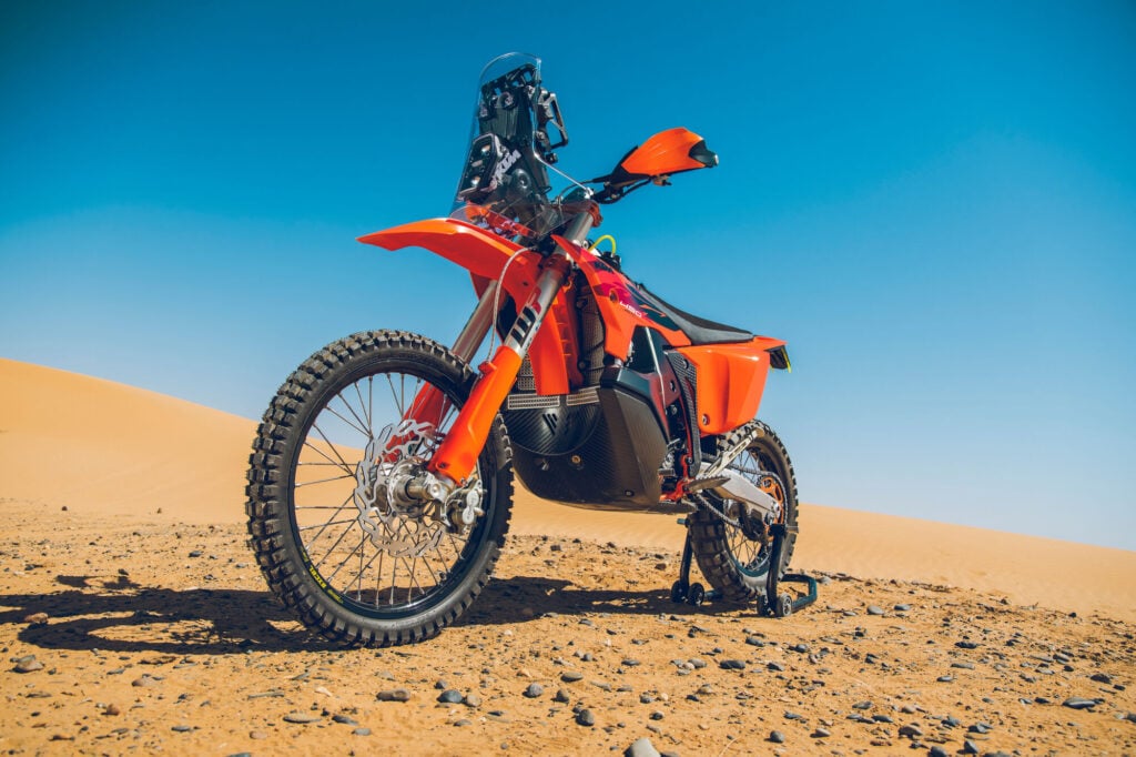 ktm célèbre sa victoire au dakar avec deux 450 rally replica hors de prix, dont une édition luciano benavides si exclusive qu’elle ressemble déjà à un objet de collection 8