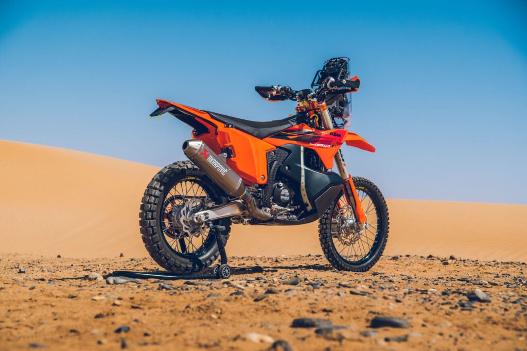 ktm célèbre sa victoire au dakar avec deux 450 rally replica hors de prix, dont une édition luciano benavides si exclusive qu’elle ressemble déjà à un objet de collection 9