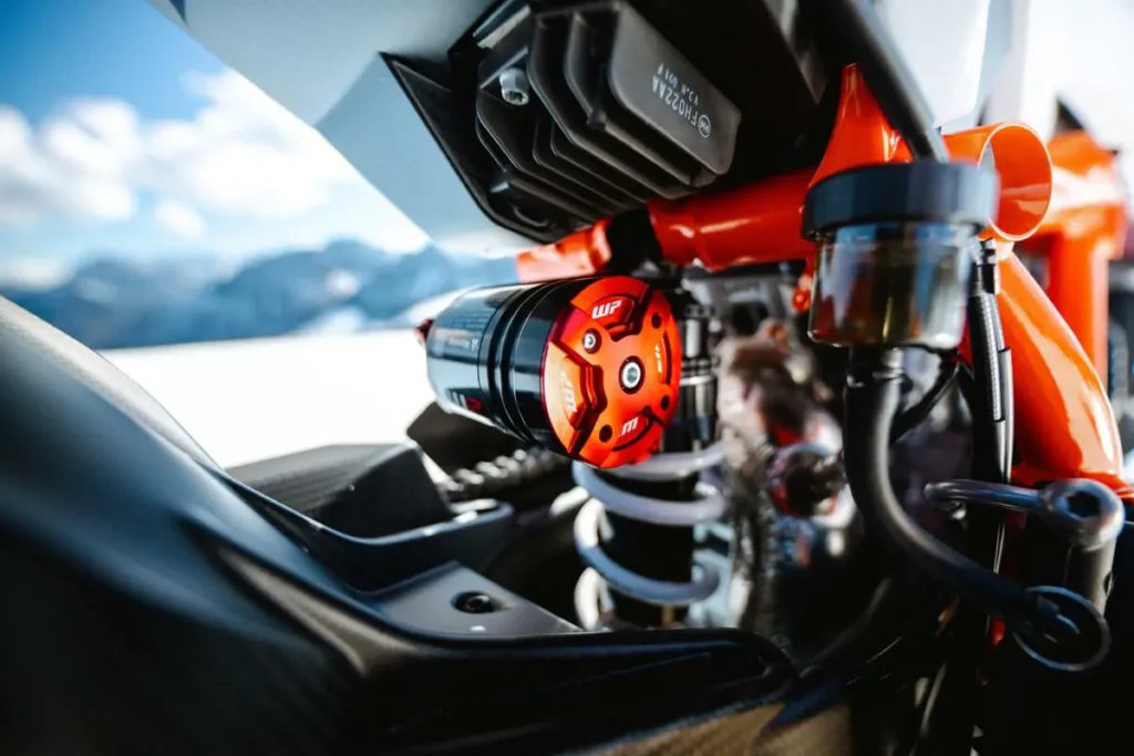 ktm vient peut être de signer la naked la plus extrême de toute l’histoire 200 ch, carbone partout et un mode “beast” sans aucune pitié 4