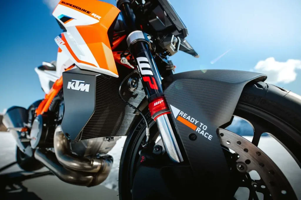 ktm vient peut être de signer la naked la plus extrême de toute l’histoire 200 ch, carbone partout et un mode “beast” sans aucune pitié 5