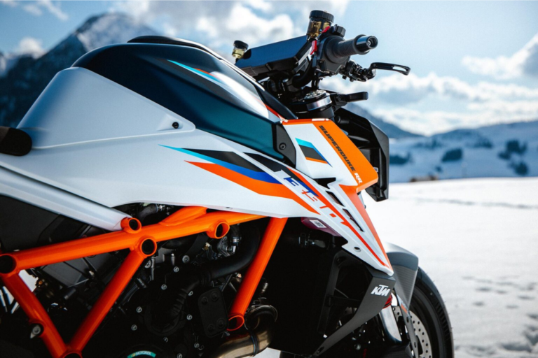 ktm vient peut être de signer la naked la plus extrême de toute l’histoire 200 ch, carbone partout et un mode “beast” sans aucune pitié
