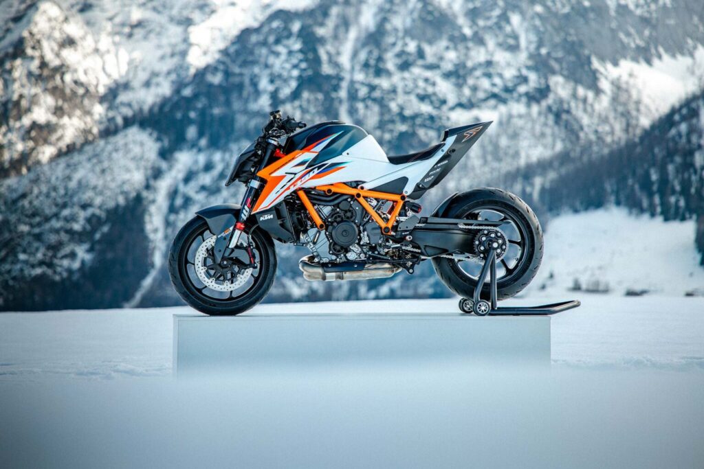 ktm vient peut être de signer la naked la plus extrême de toute l’histoire 200 ch, carbone partout et un mode “beast” sans aucune pitié 8