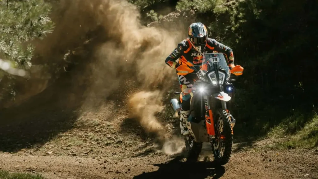 la ktm 890 adventure r rally prouve que la marque est de retour, et cette fois c'est sérieux 2