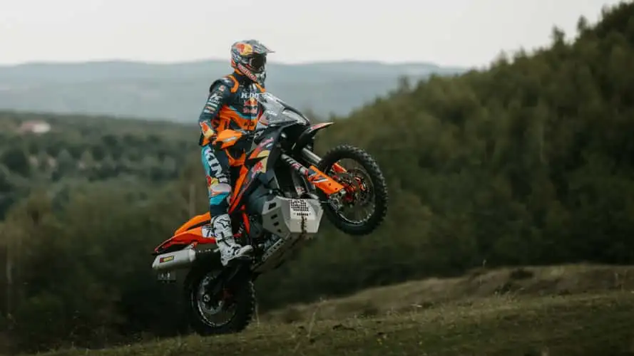 la ktm 890 adventure r rally prouve que la marque est de retour, et cette fois c'est sérieux 3