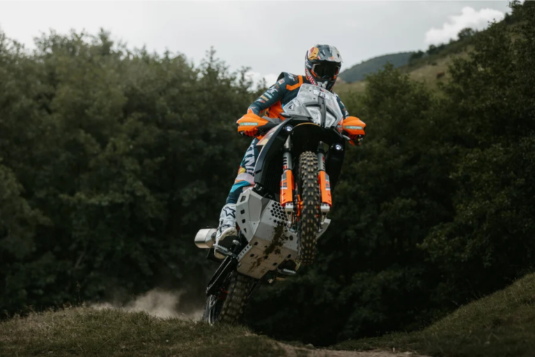 la ktm 890 adventure r rally prouve que la marque est de retour, et cette fois c'est sérieux