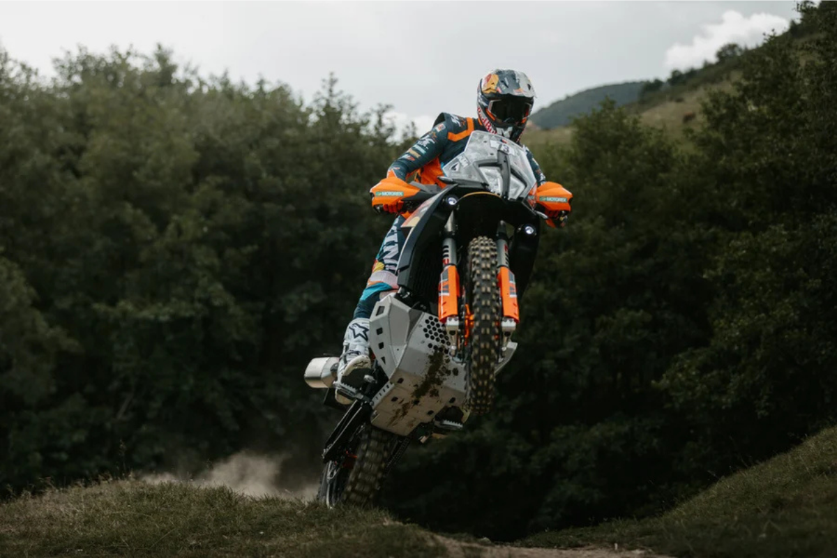 la ktm 890 adventure r rally prouve que la marque est de retour, et cette fois c'est sérieux