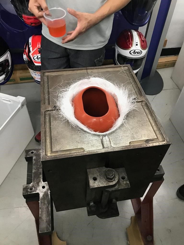 La marque de casques la plus respectée du monde n’est pas née dans un labo high-tech Arai a commencé avec des chapeaux, 46 € pour un logo et une série d’événements improbables 2