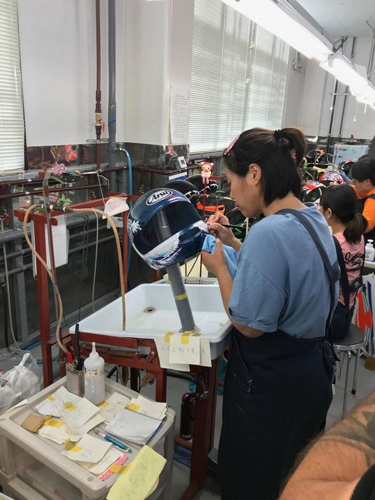 La marque de casques la plus respectée du monde n’est pas née dans un labo high-tech Arai a commencé avec des chapeaux, 46 € pour un logo et une série d’événements improbables 3