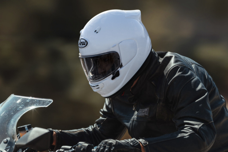 la marque de casques la plus respectée du monde n’est pas née dans un labo high tech arai a commencé avec des chapeaux, 46 € pour un logo et une série d’événements improbables