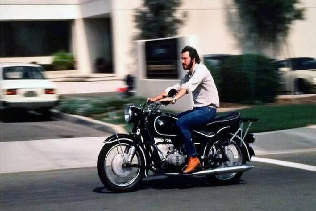 la moto préférée de steve jobs n’était ni une sportive ni une harley c’était une bmw r602 de 1966, garée dans le hall d’apple comme un manifeste de design 1