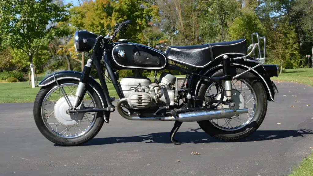 la moto préférée de steve jobs n’était ni une sportive ni une harley c’était une bmw r602 de 1966, garée dans le hall d’apple comme un manifeste de design 3