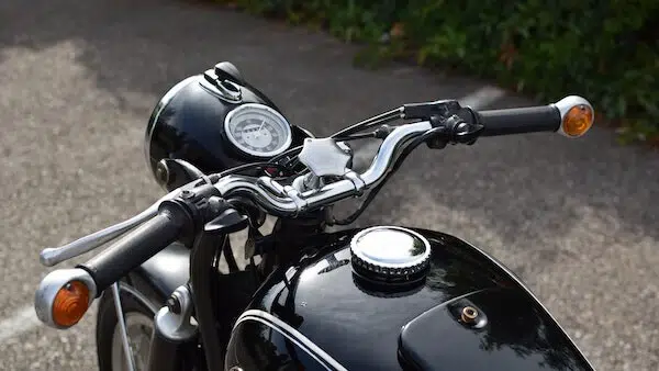 la moto préférée de steve jobs n’était ni une sportive ni une harley c’était une bmw r602 de 1966, garée dans le hall d’apple comme un manifeste de design 4