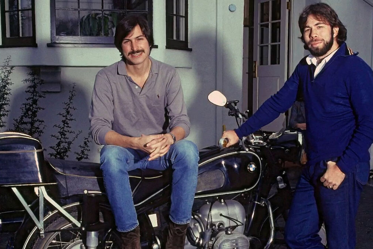 la moto préférée de steve jobs n’était ni une sportive ni une harley c’était une bmw r602 de 1966, garée dans le hall d’apple comme un manifeste de design