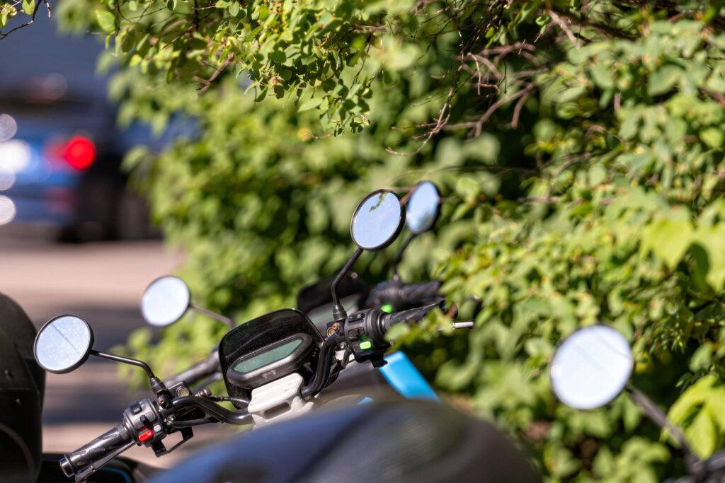 la police gare ses motos trail à l’inverse de tout le monde, et cette astuce toute simple peut changer la vie de ceux qui roulent sur des machines hautes et lourdes 1
