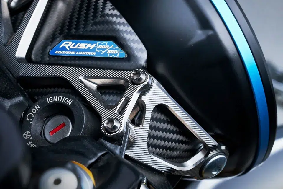 la rush titanio de mv augusta se dévoile enfin 198 ch d’origine, 203 ch en option, euro5+ et une Öhlins à réponse 7 fois plus rapide annoncée 3