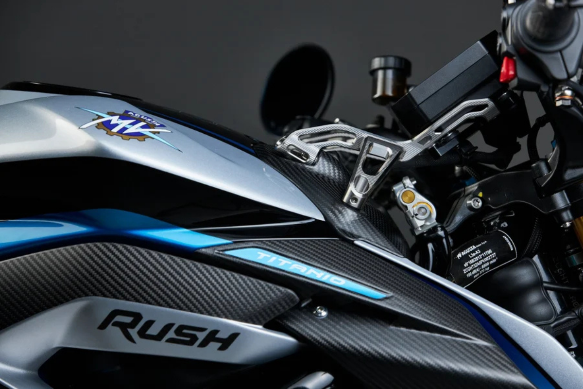 la rush titanio de mv augusta se dévoile enfin 198 ch d’origine, 203 ch en option, euro5+ et une Öhlins à réponse 7 fois plus rapide annoncée