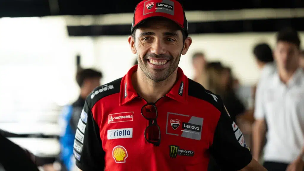 le futur de ducati en motogp ne fait plus de doute la desmosedici gp27 en 850 cm³ a été surprise en piste à misano avec ses nouveaux pneus pirelli et son aéro revue 1